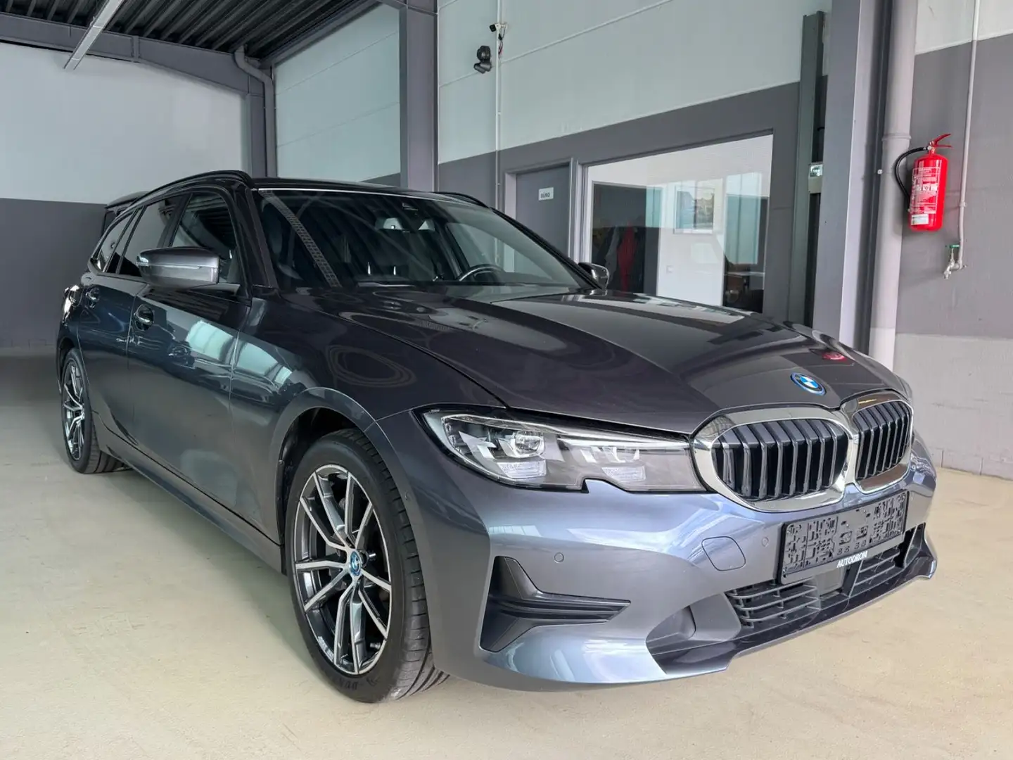 BMW 330 e Advantage+Abstandstempomat+1.Hand Grijs - 1
