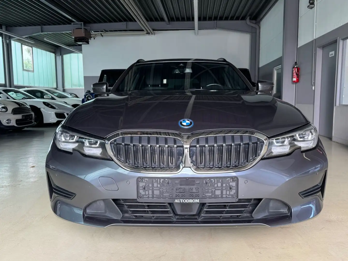BMW 330 e Advantage+Abstandstempomat+1.Hand Grijs - 2