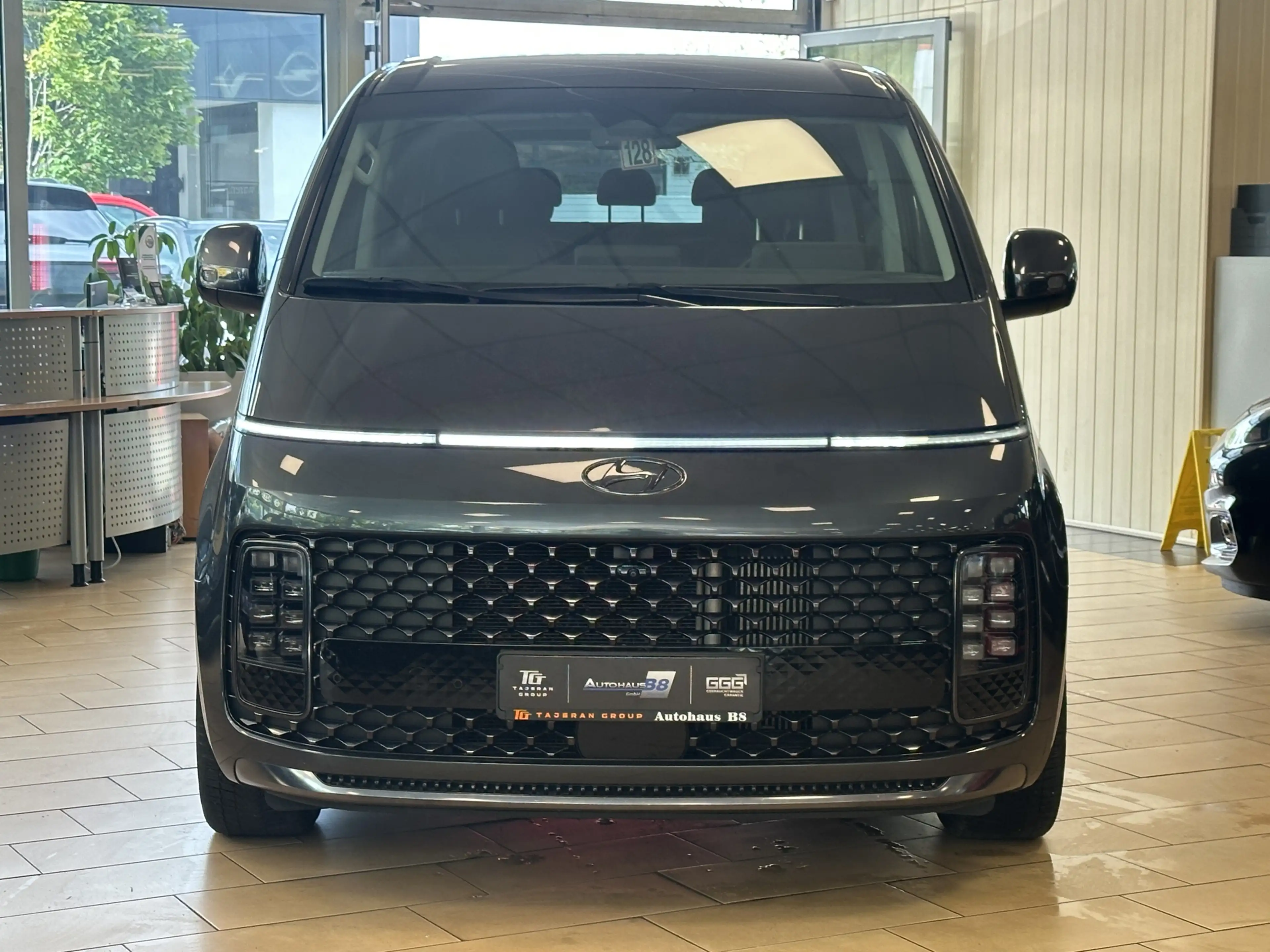 Hyundai STARIA Signature*4WD*BOSE*NSCC*SHZ+BLÜ*360*RELAX — photo 2