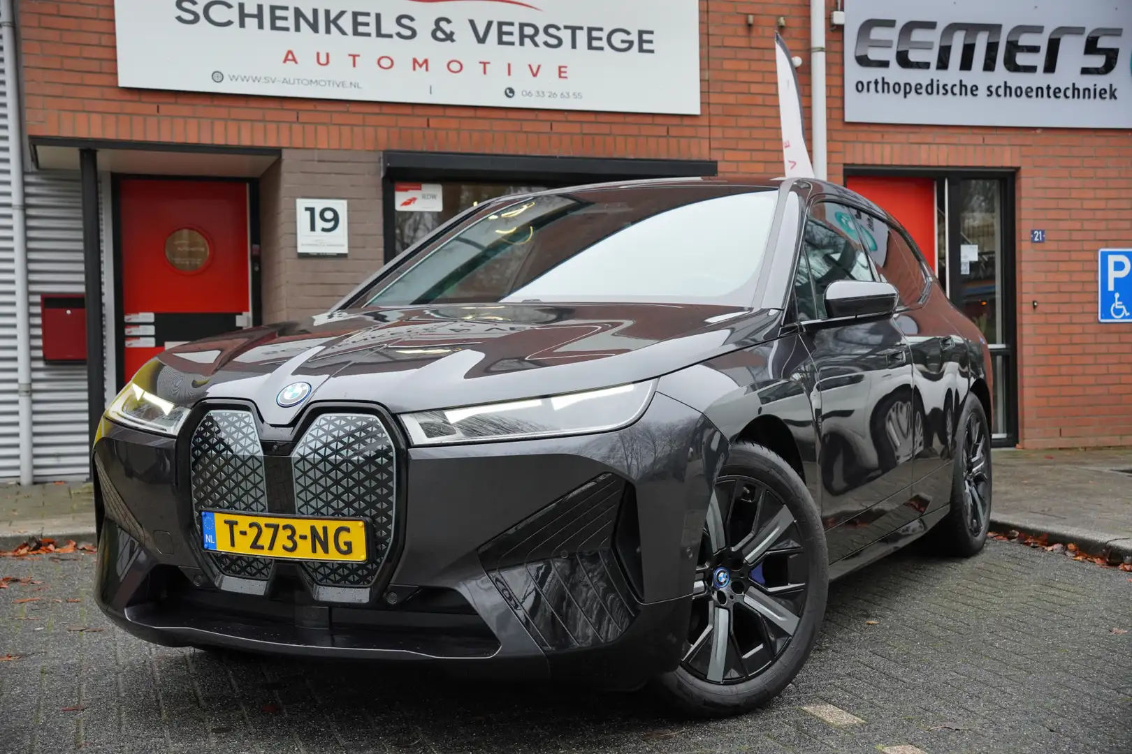 BMW iX xDrive40 Excellence 77 kWh / Massage / Glasdak / D Grijs - 2