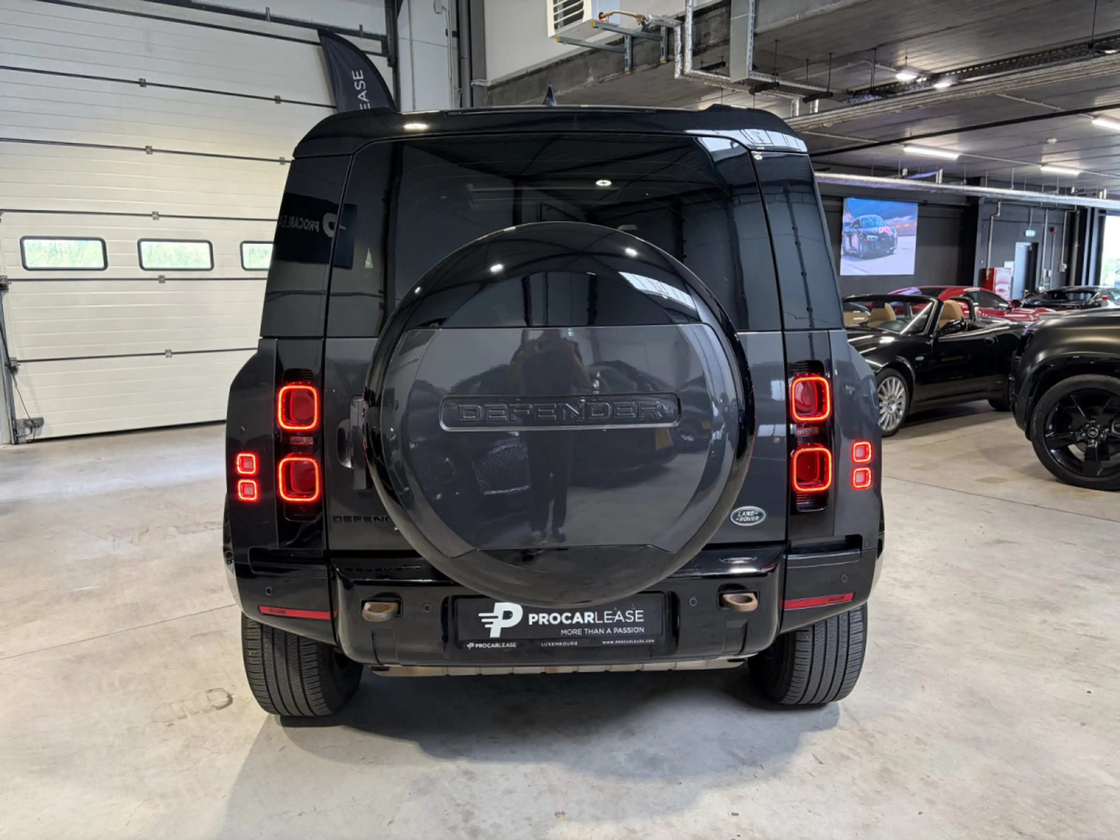 Land Rover Defender Defender 110 P300 Hybrid X-Dynamic SE/CARPATHIAN — photo 6