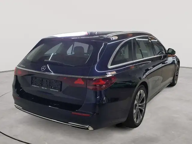 Mercedes-Benz E-Class view 4