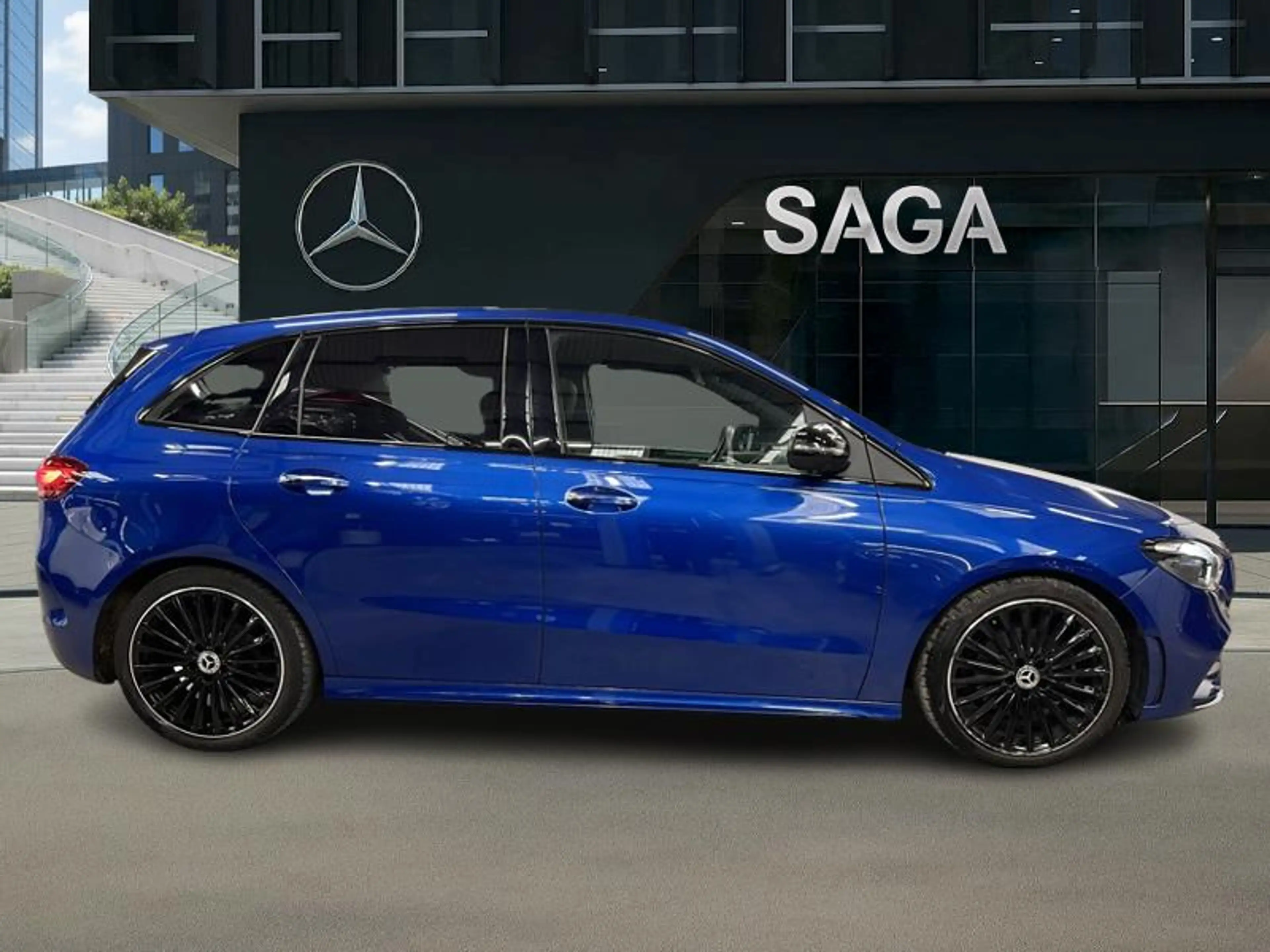 Mercedes-Benz B 180 d AMG Pack Night Pano Attelage — photo 4
