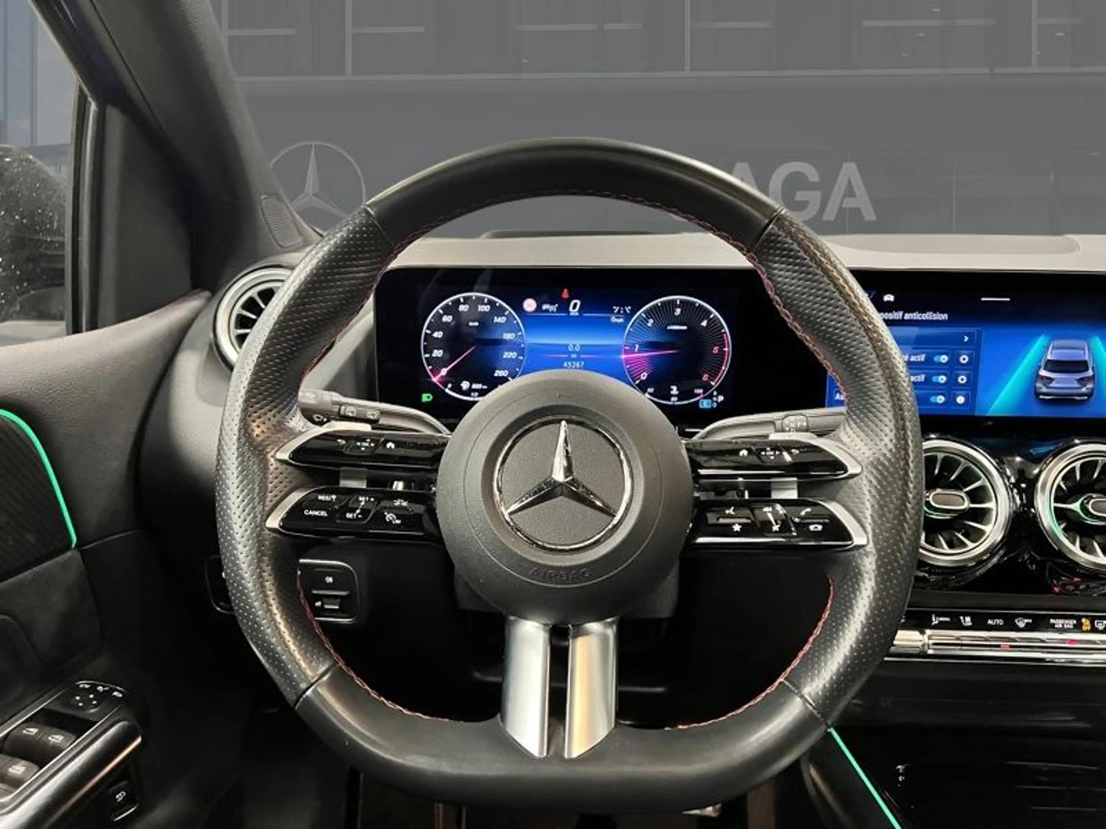 Mercedes-Benz B 180 d AMG Pack Night Pano Attelage — photo 3