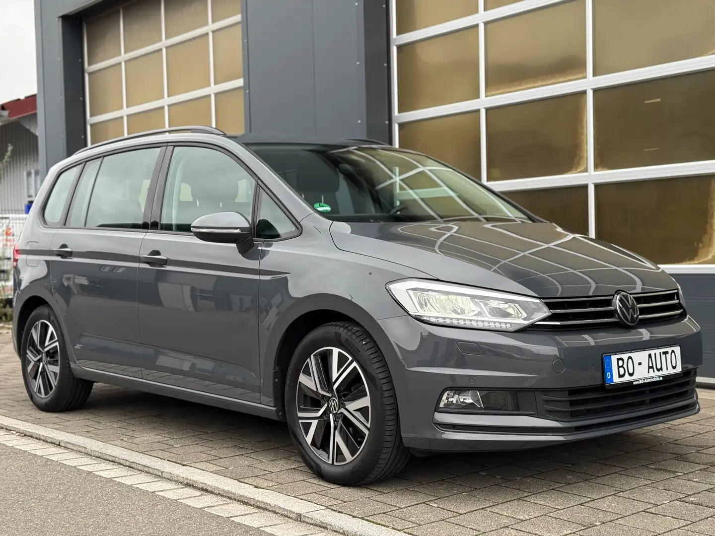 Volkswagen Touran TSI 7-Sitzer SPORT LED Navi+ ACC Kamera DAB SHZ 17 Grau - 1