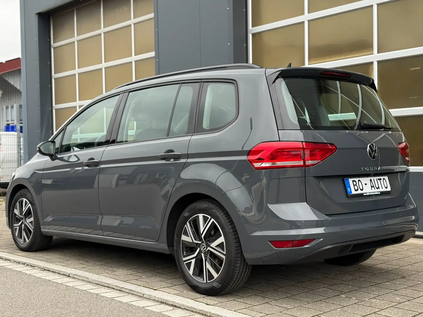 Volkswagen Touran TSI 7-Sitzer SPORT LED Navi+ ACC Kamera DAB SHZ 17 Grau - 2