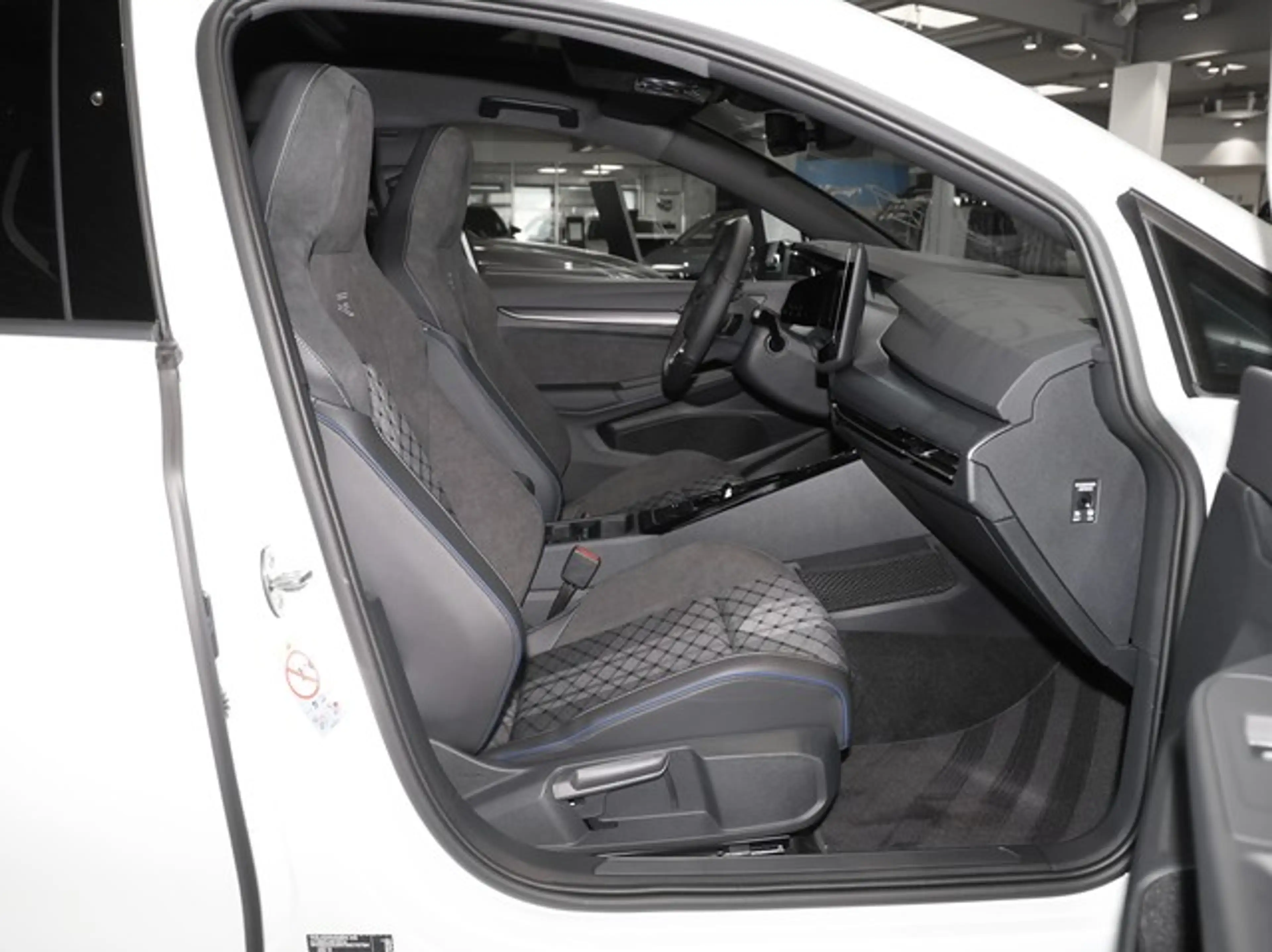 Volkswagen Golf R Golf "R-LINE" 1,5 l eTSI 7-Gang-DSG — photo 3