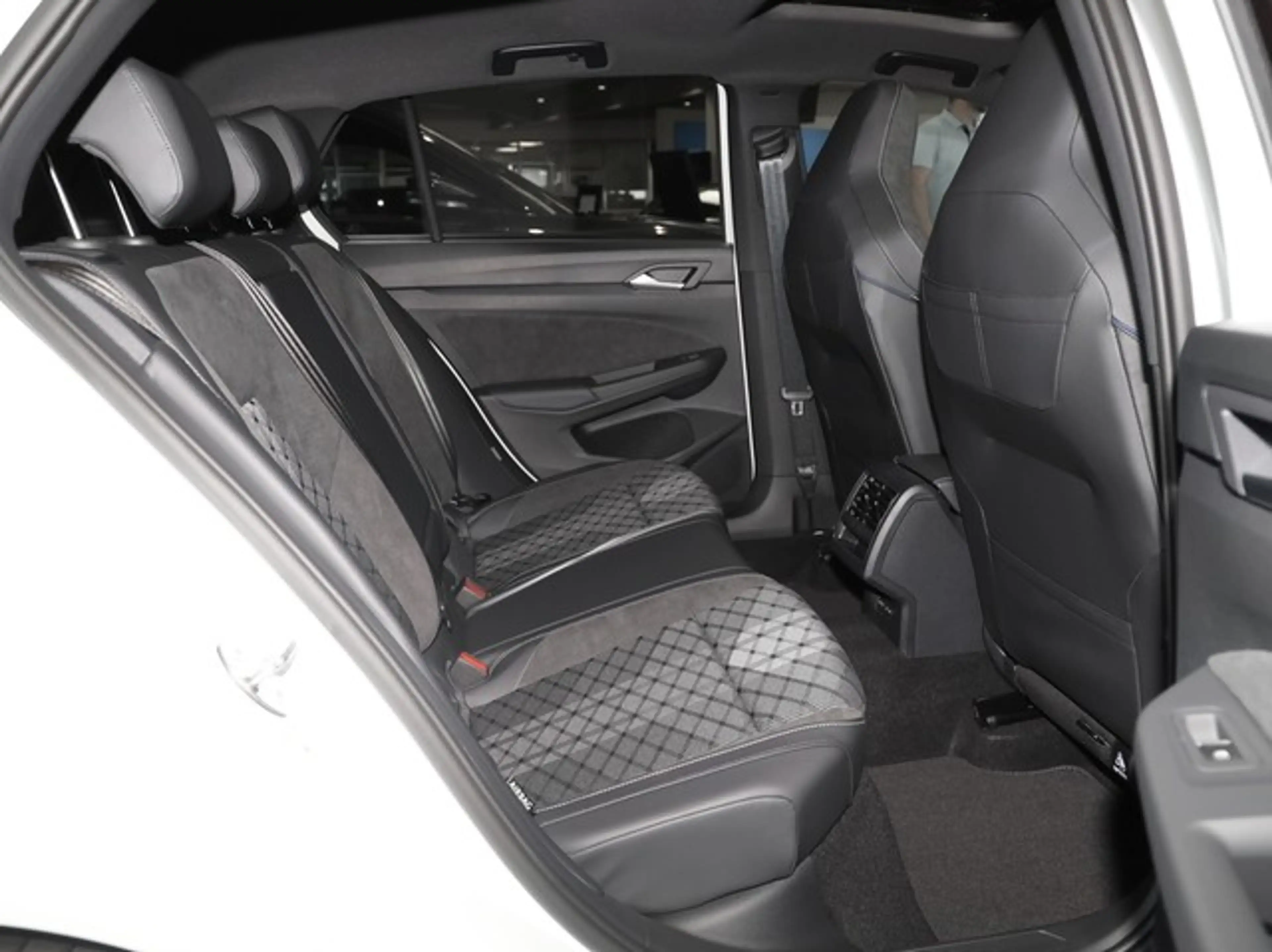 Volkswagen Golf R Golf "R-LINE" 1,5 l eTSI 7-Gang-DSG — photo 4