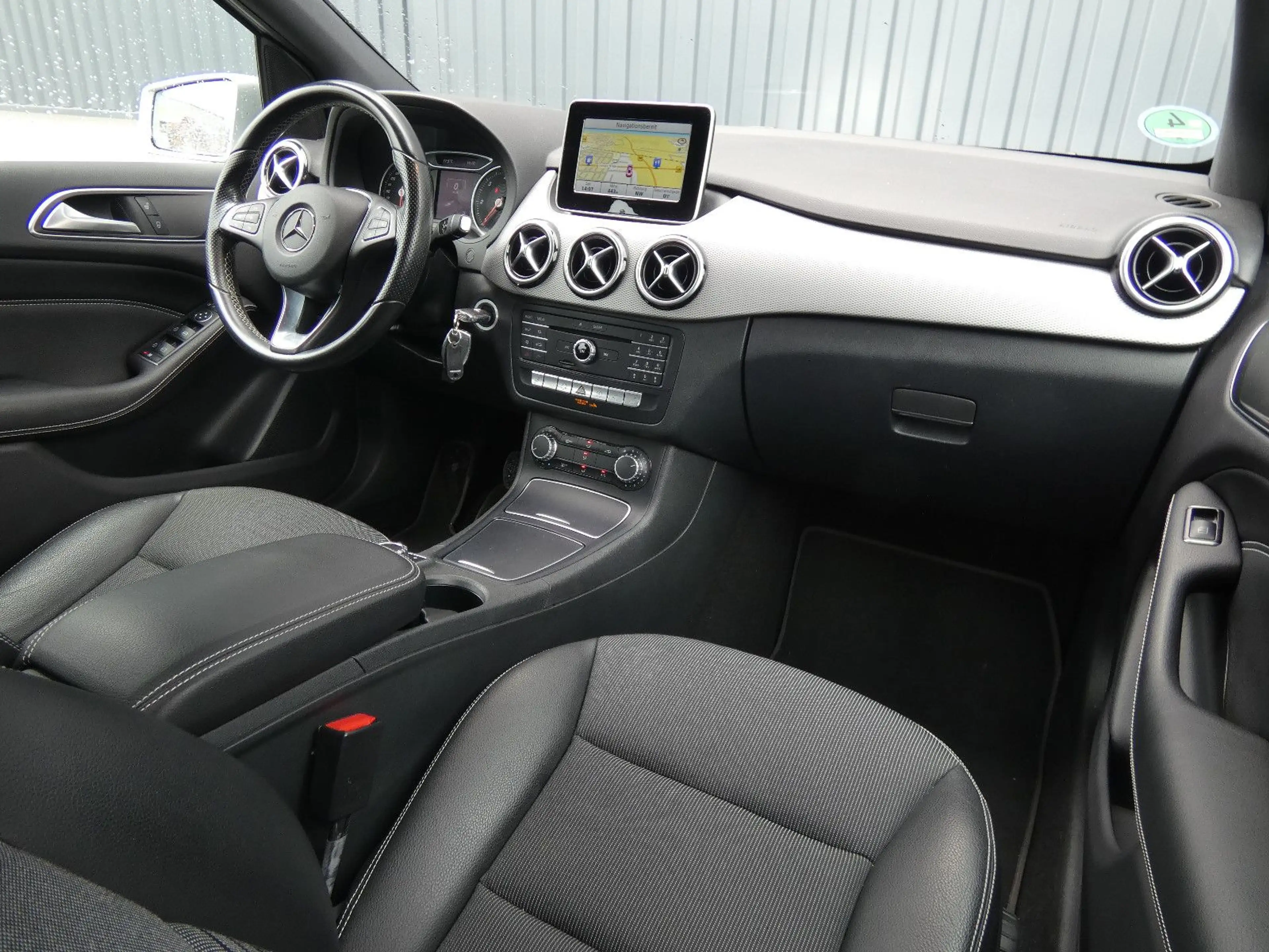 Mercedes-Benz B 180 d Aut. Urban Navi SHZ Tempomat Kamera AHK — photo 2