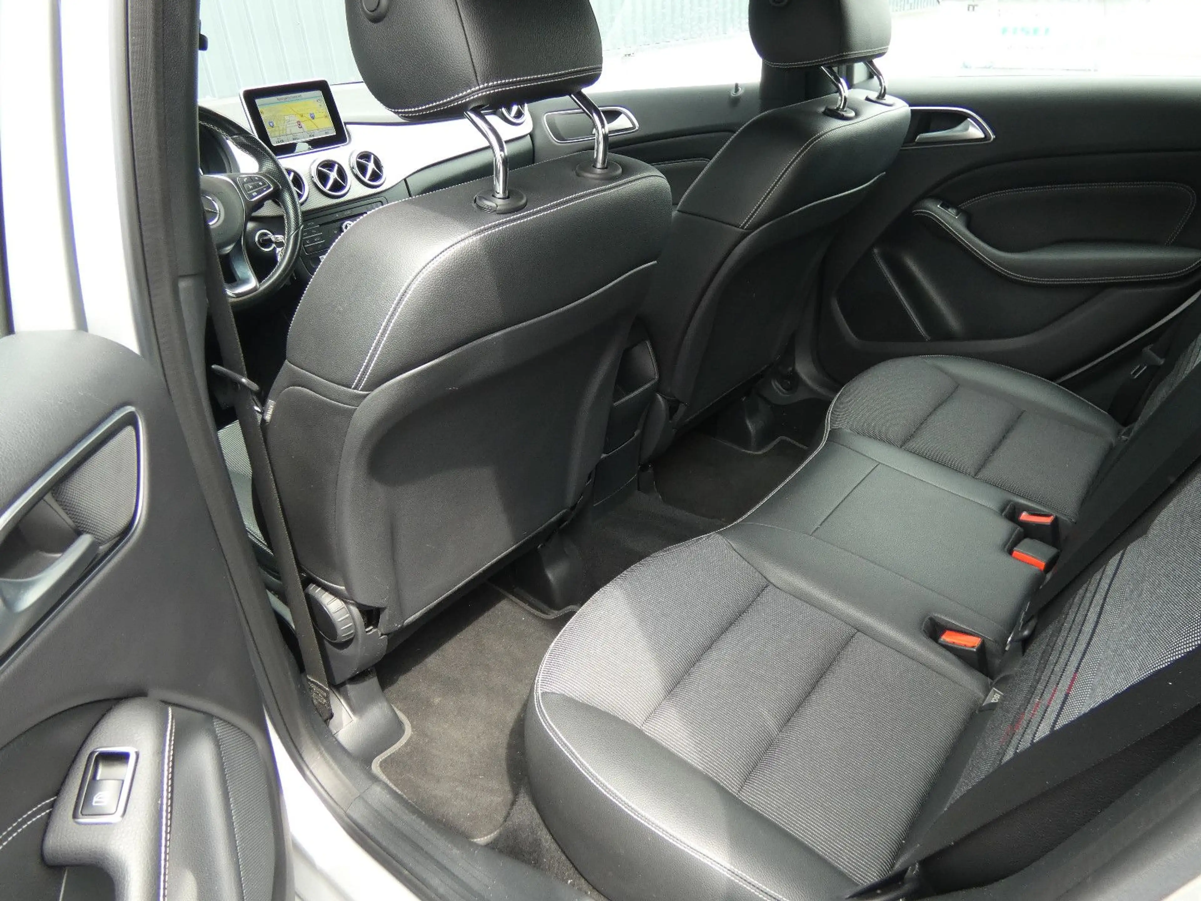 Mercedes-Benz B 180 d Aut. Urban Navi SHZ Tempomat Kamera AHK — photo 8