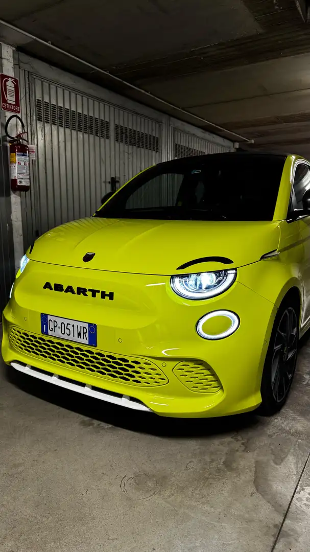 Abarth 500e Scorpionissima Cabrio Giallo - 1