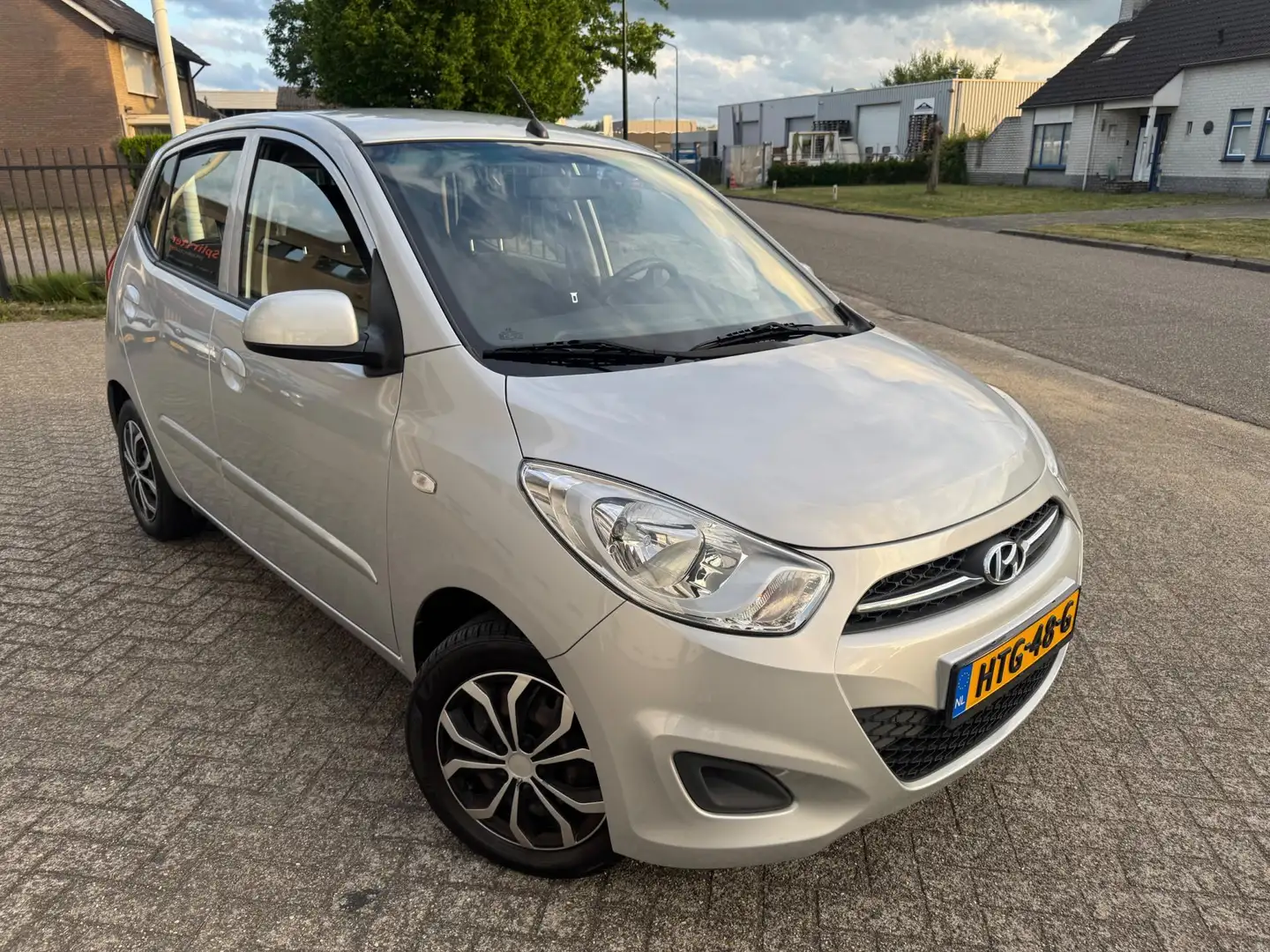 Hyundai i10 1.1 i-Motion Cool AUTOMAAT,AIRCO,PARK SENSOR Grijs - 2