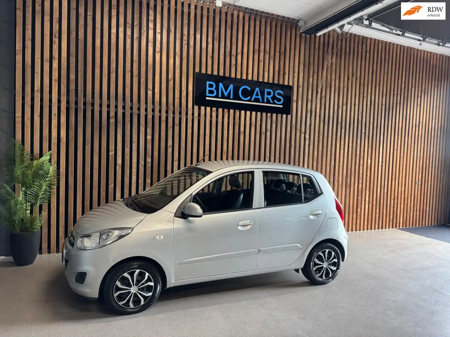 Hyundai i10 1.1 i-Motion Cool AUTOMAAT,AIRCO,PARK SENSOR Grijs - 1