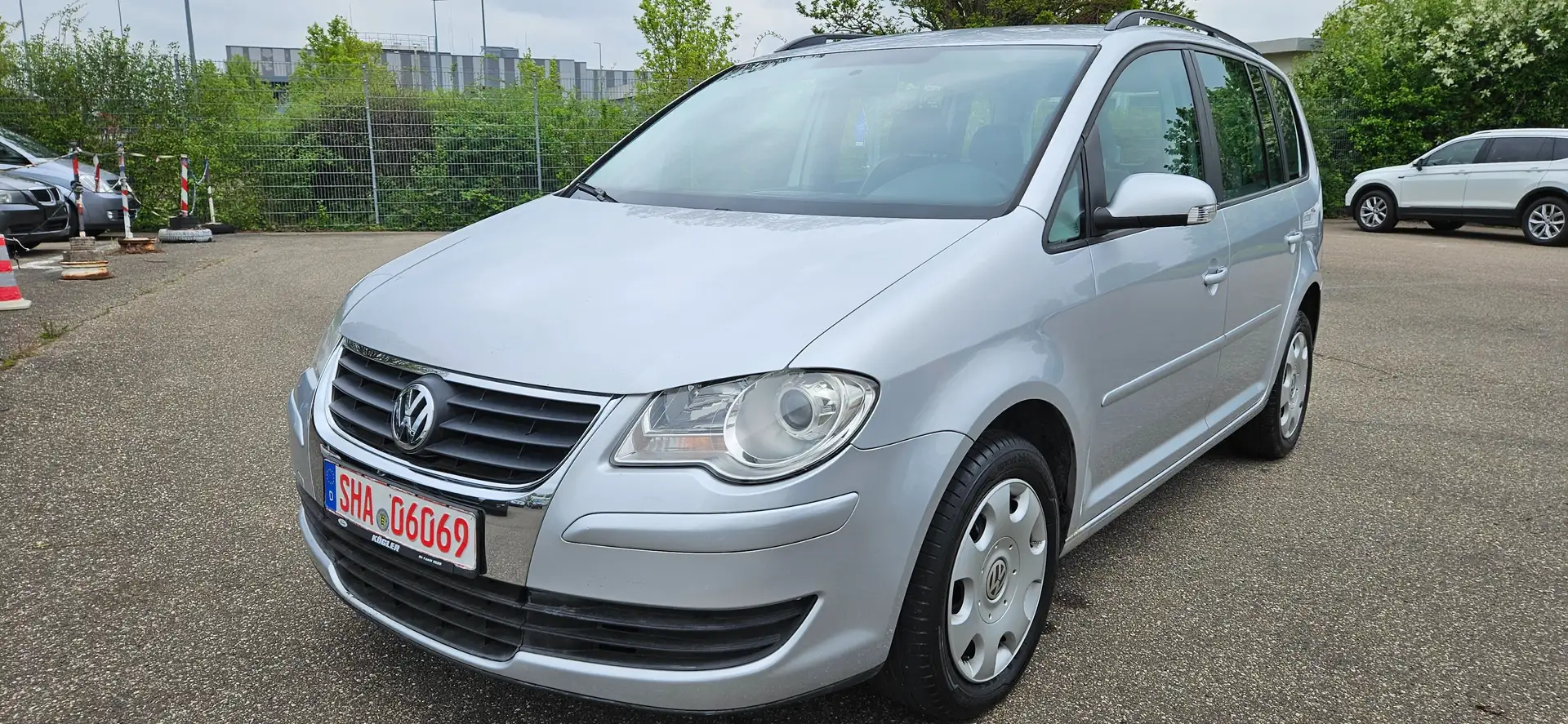 Volkswagen Touran 1.6 Trendline 7-Sitzer (Zahnriemen erneuert .) Grijs - 1