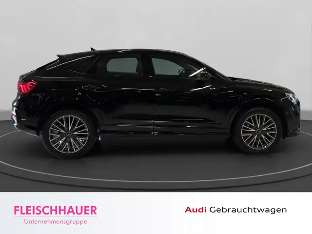 Audi Q3 view 8