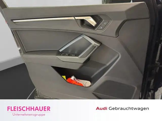 Audi Q3 view 13