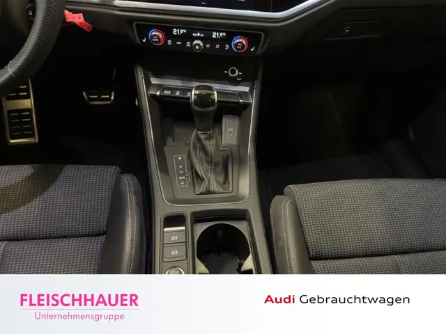 Audi Q3 view 16