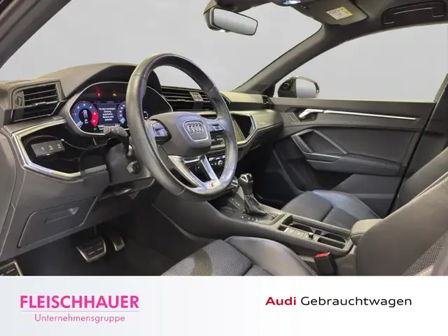 Audi Q3 view 10