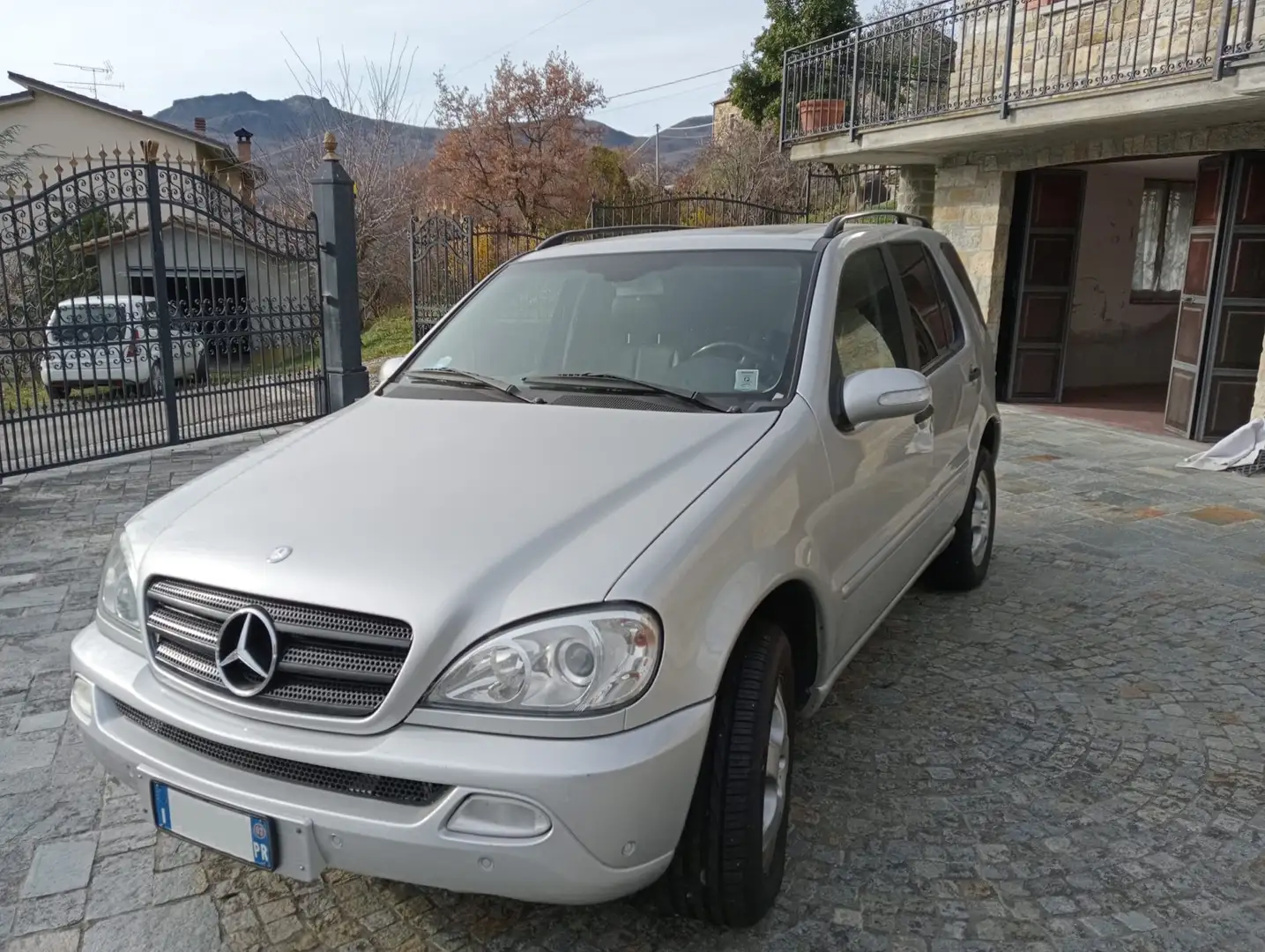 Mercedes-Benz ML 270 cdi srebrna - 1