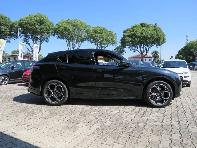 Alfa Romeo Stelvio view 4