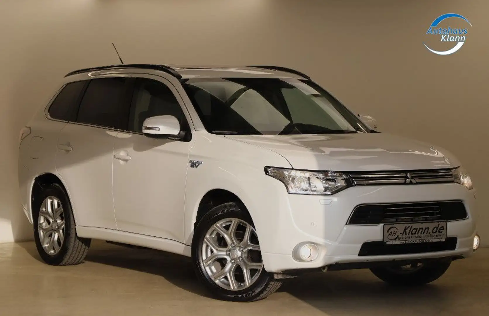 Mitsubishi Outlander 2.0 121PS PHEV Instyle 4WD Leder 1.H Белый - 1