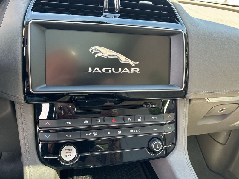 Jaguar F-Pace Portfolio AWD — photo 11