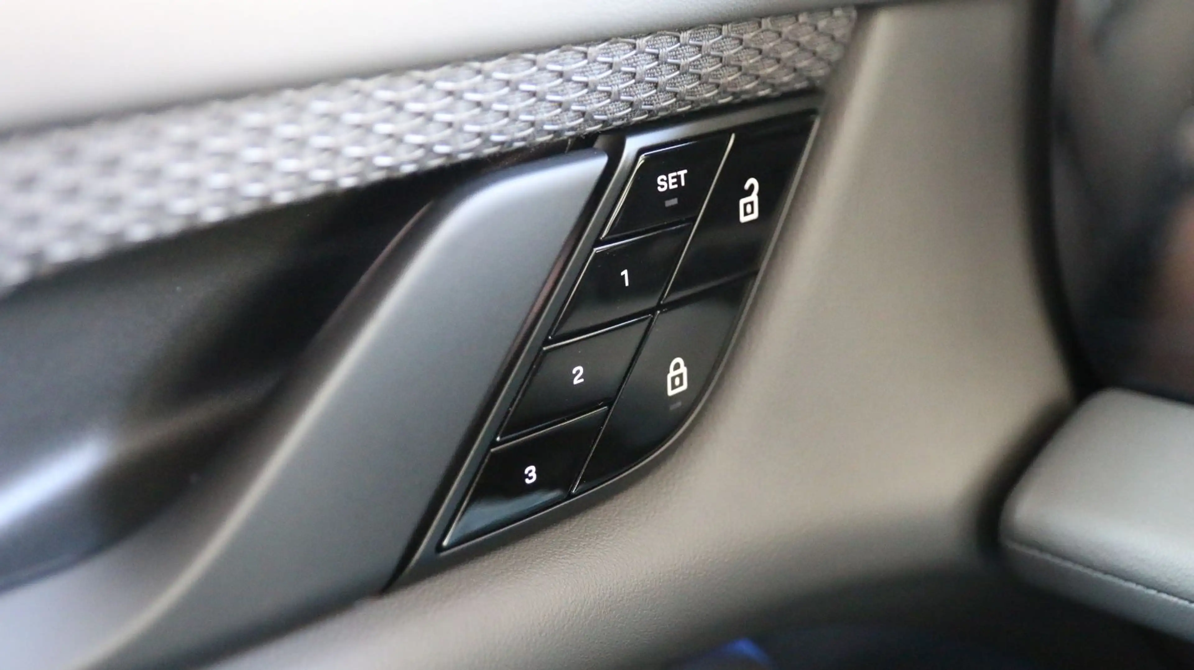 Porsche Taycan 14Wege Pano InnoDrive 93,4Kw SportChrono — photo 11
