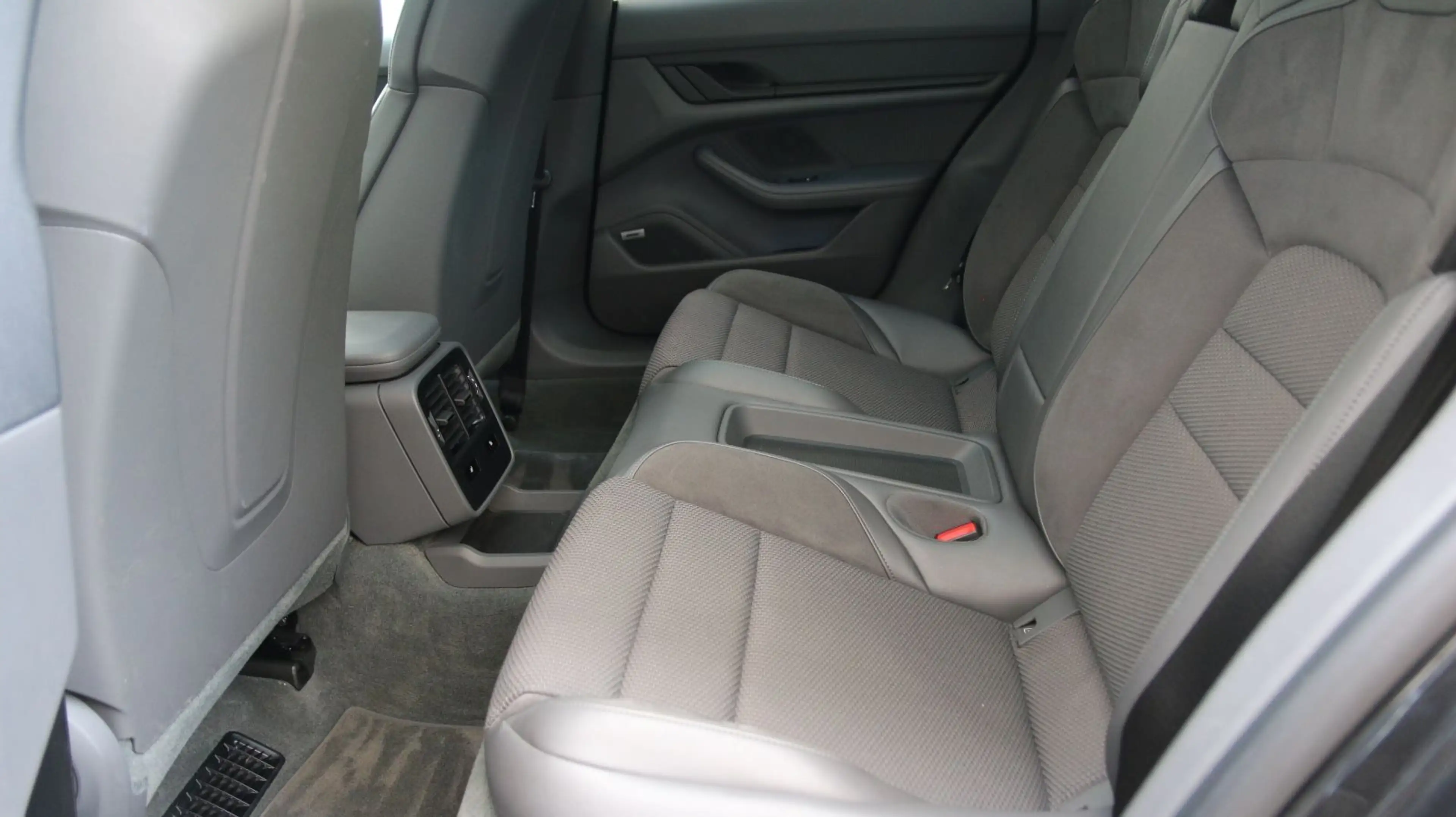 Porsche Taycan 14Wege Pano InnoDrive 93,4Kw SportChrono — photo 10