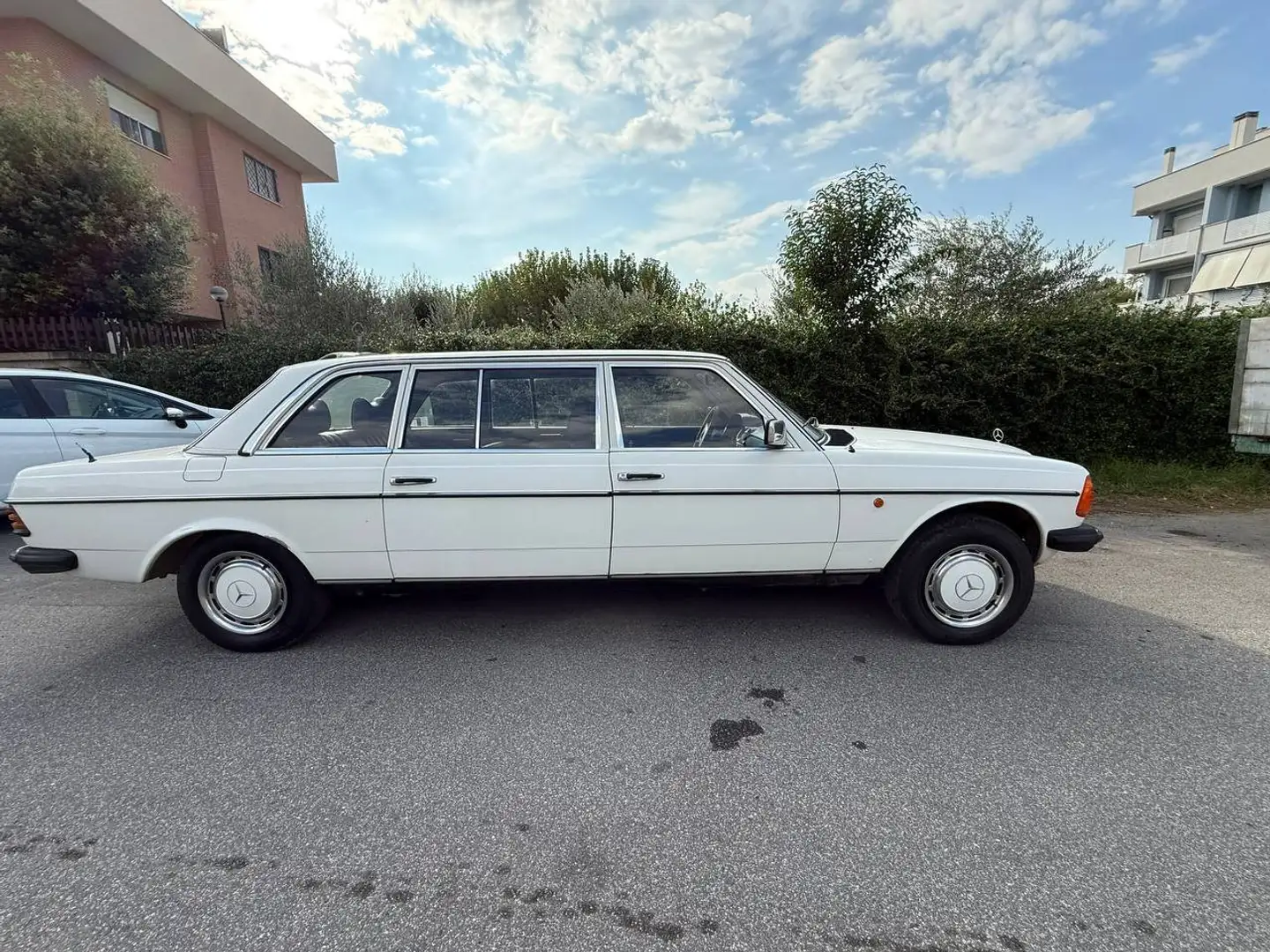 Mercedes-Benz 240 Білий - 1