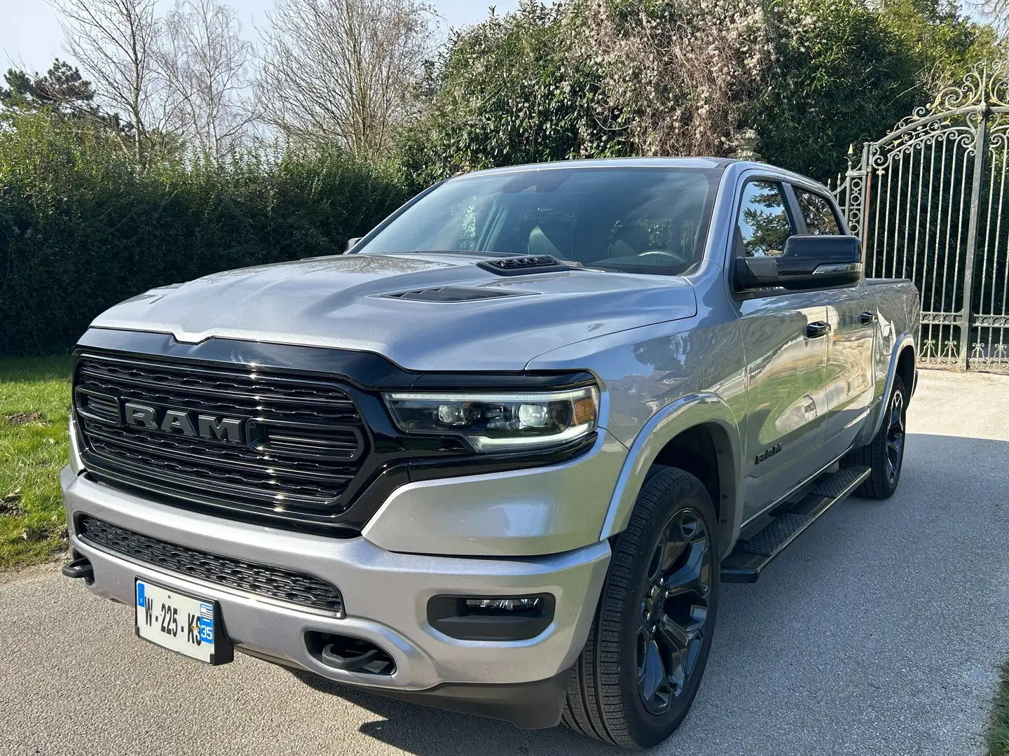 Dodge RAM 1500 limited 5L7 V8 HEMI ETORQUE Argent - 1