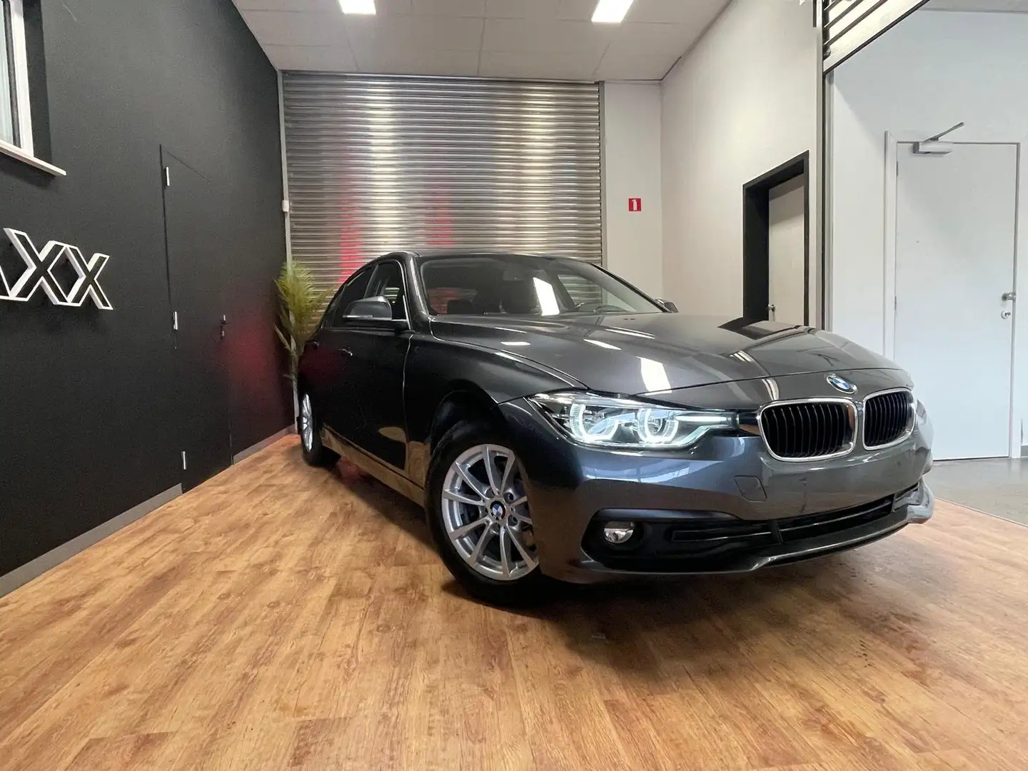 BMW 318 BMW 318i seulement 75000 km COMME NEUVE.. Gris - 2