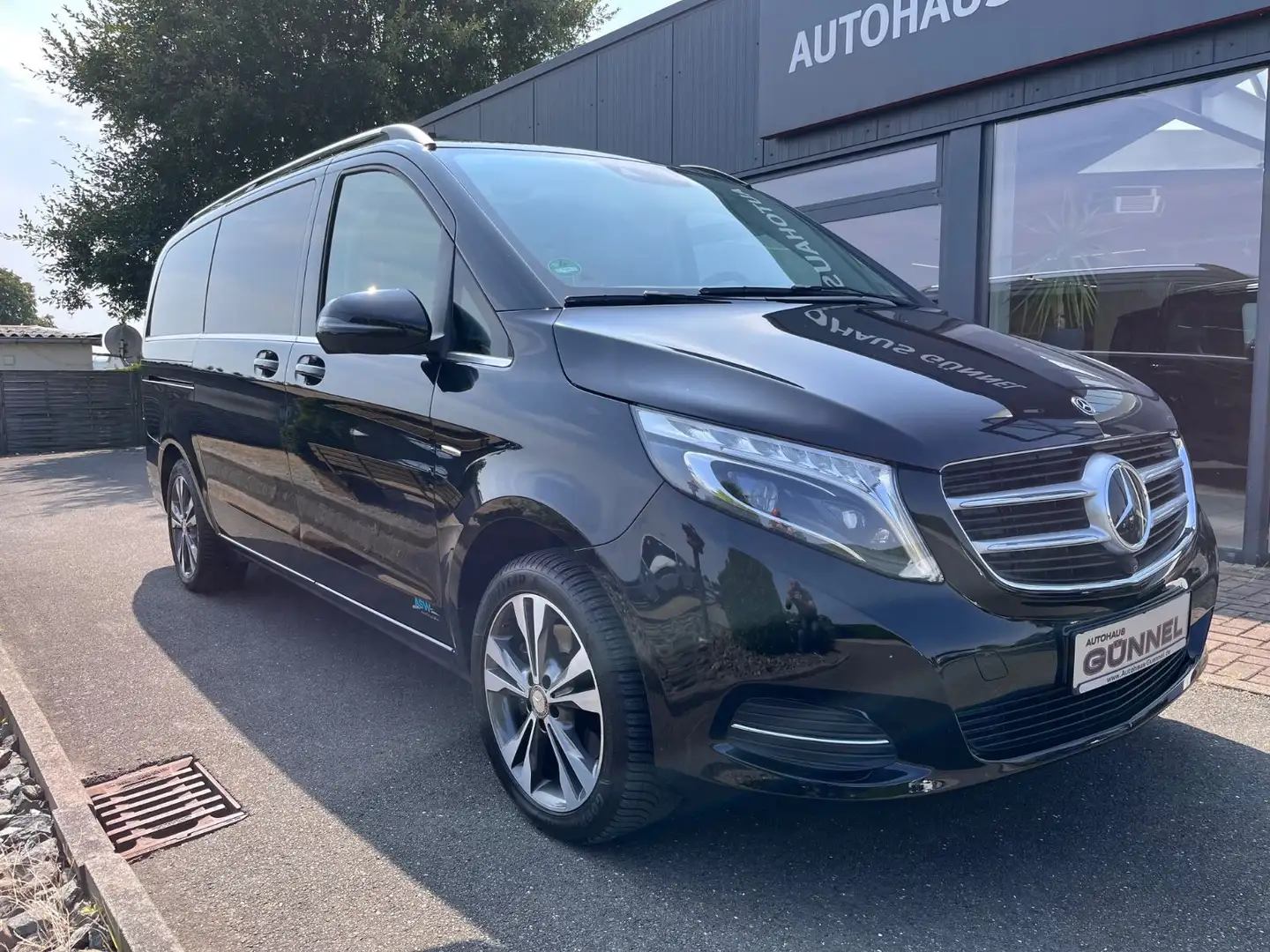 Mercedes-Benz V 220 V 250 CDI AVANTGARDE 4matic Schwarz - 1