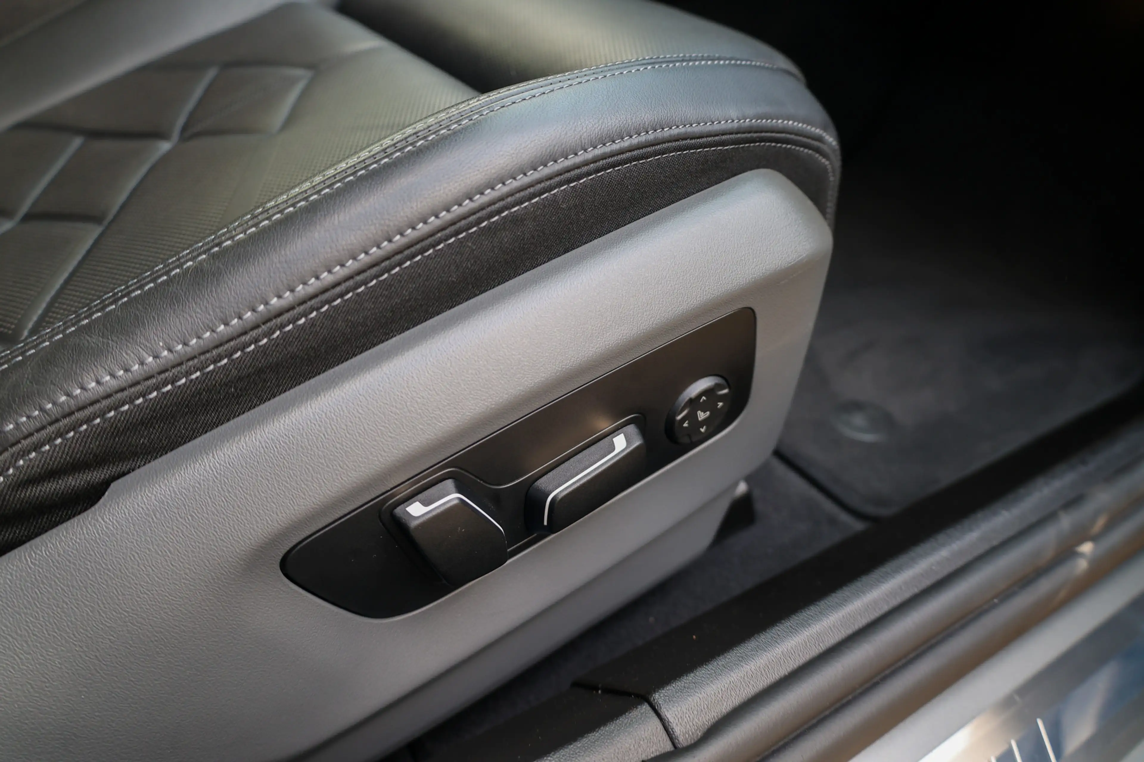 BMW 550 5-serie 550e xDrive | BTW! | FULL OPTION! | PANO | — photo 26