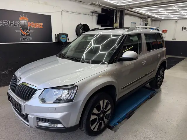 Skoda Yeti L&K Outdoor 4x4*DSG*AHK*PANO*1.HAND*LEDER