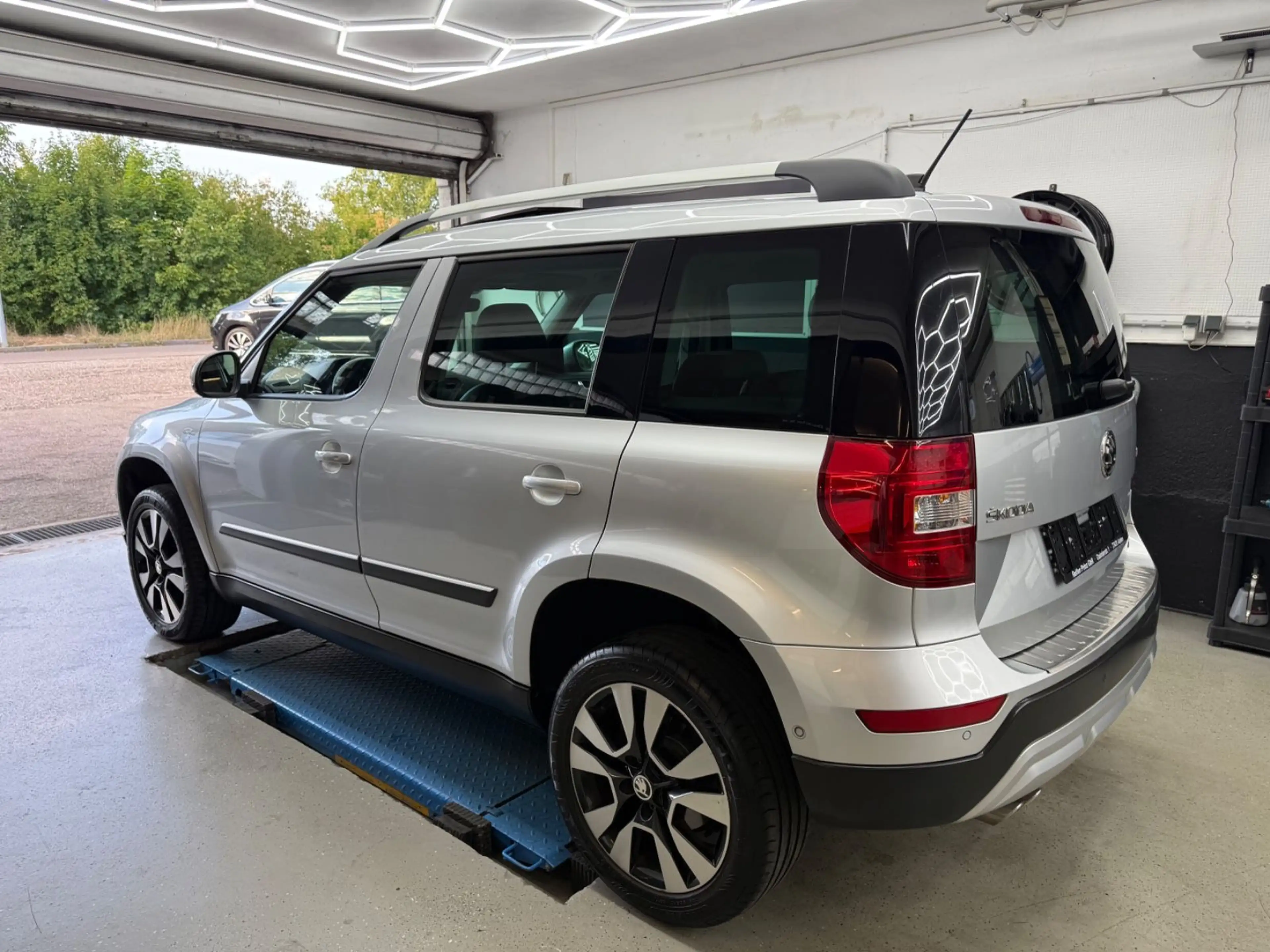 Skoda Yeti L&K Outdoor 4x4*DSG*AHK*PANO*1.HAND*LEDER — photo 4