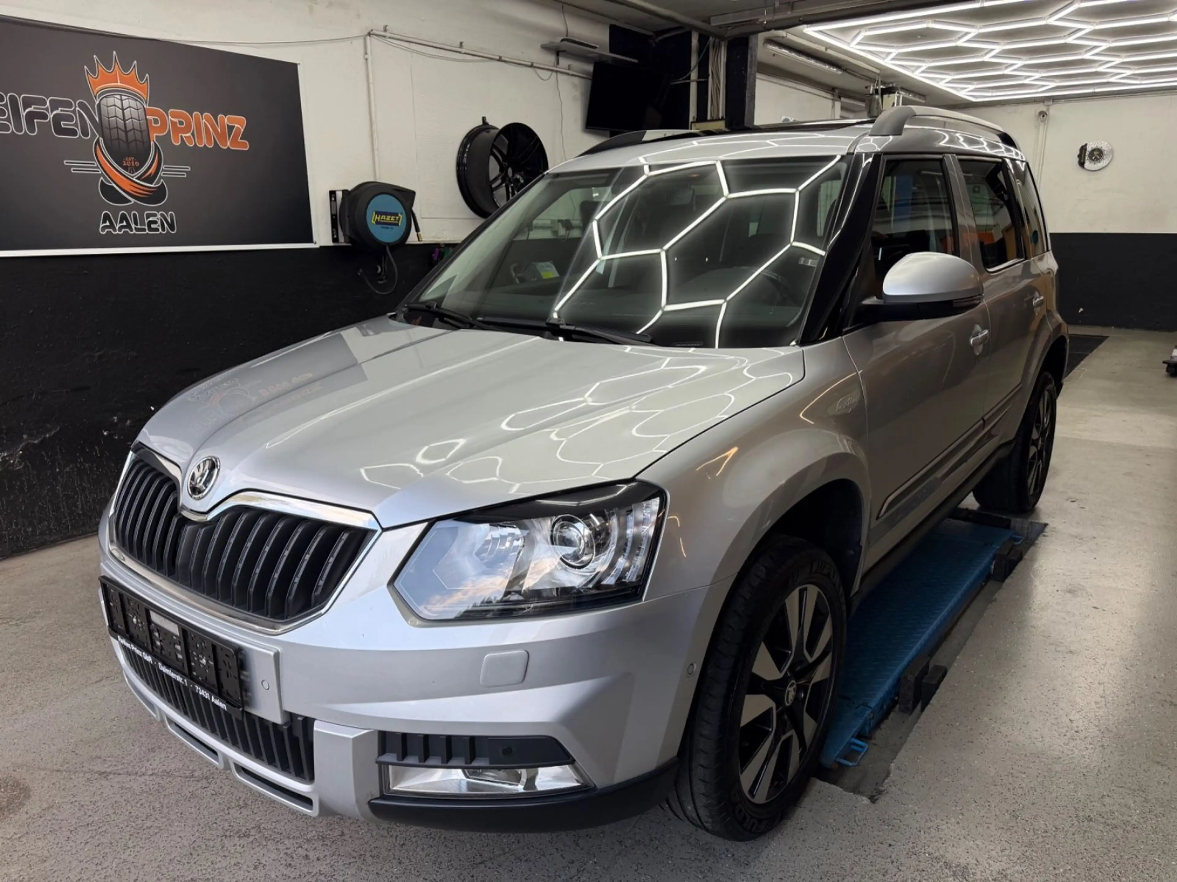 Skoda Yeti L&K Outdoor 4x4*DSG*AHK*PANO*1.HAND*LEDER — photo 2