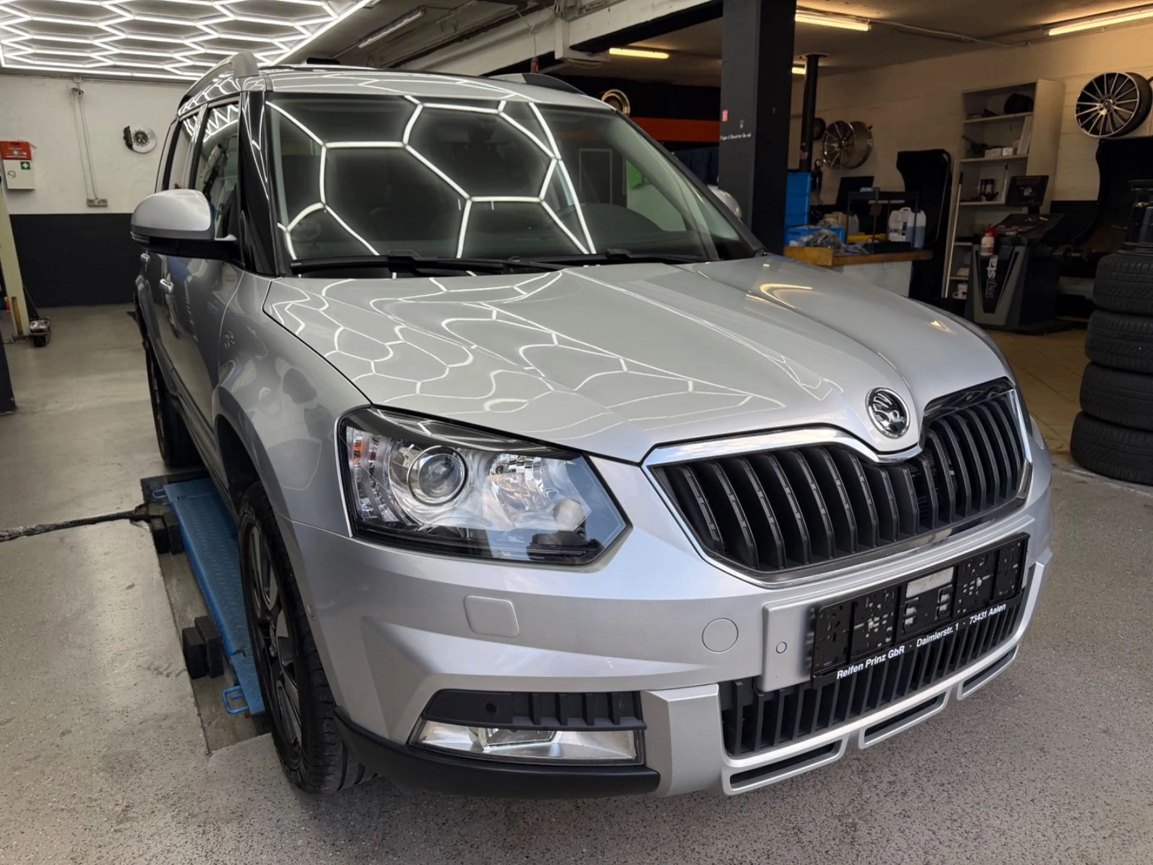 Skoda Yeti L&K Outdoor 4x4*DSG*AHK*PANO*1.HAND*LEDER — photo 8