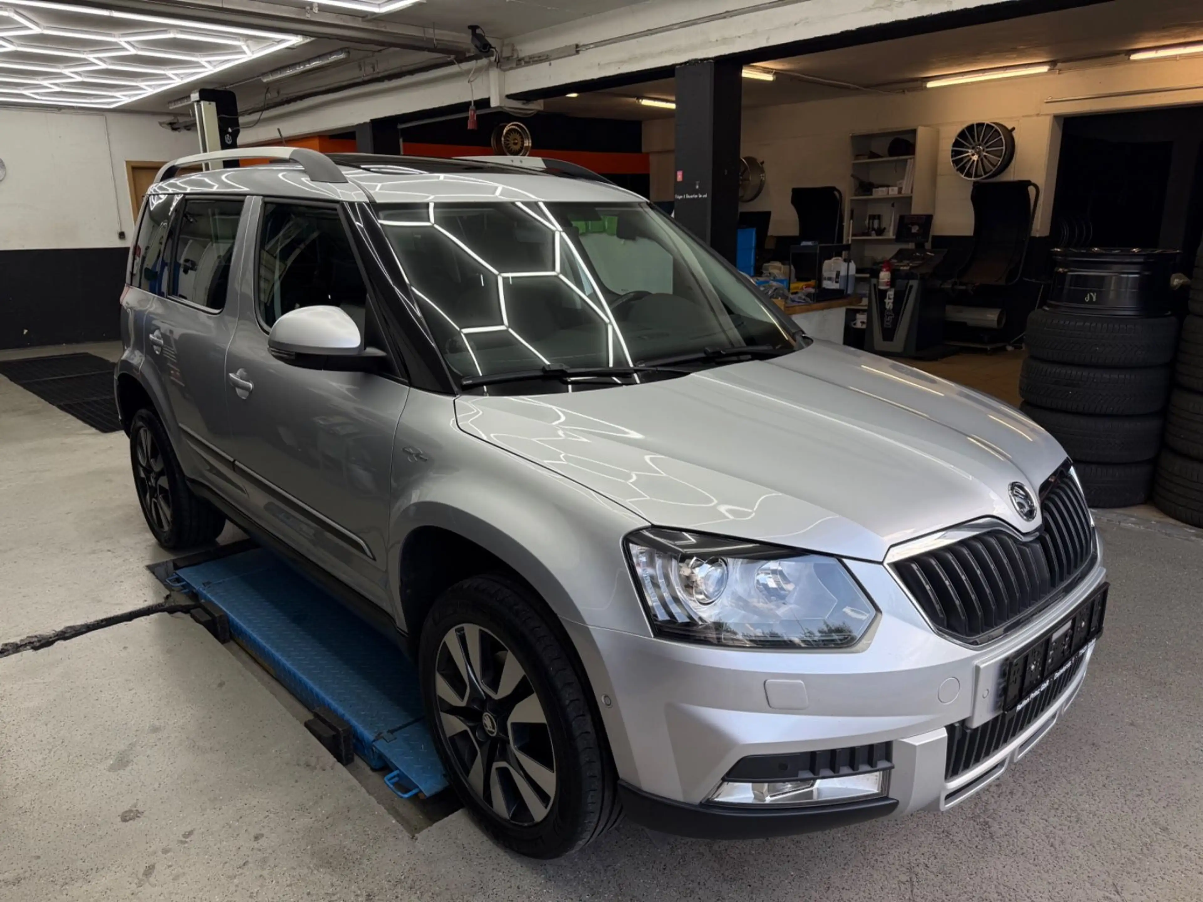 Skoda Yeti L&K Outdoor 4x4*DSG*AHK*PANO*1.HAND*LEDER — photo 10