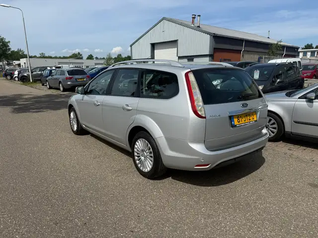 Ford Focus view 3