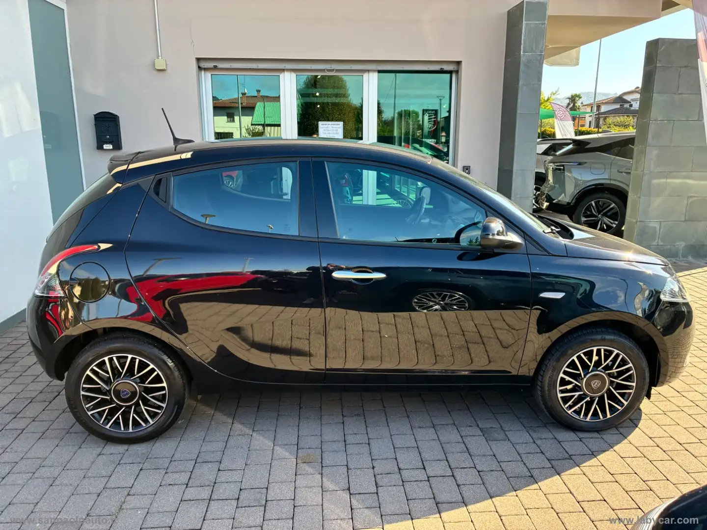 Lancia Ypsilon 1.0 FireFly 5p.S&S Hyb. Platino Schwarz - 2