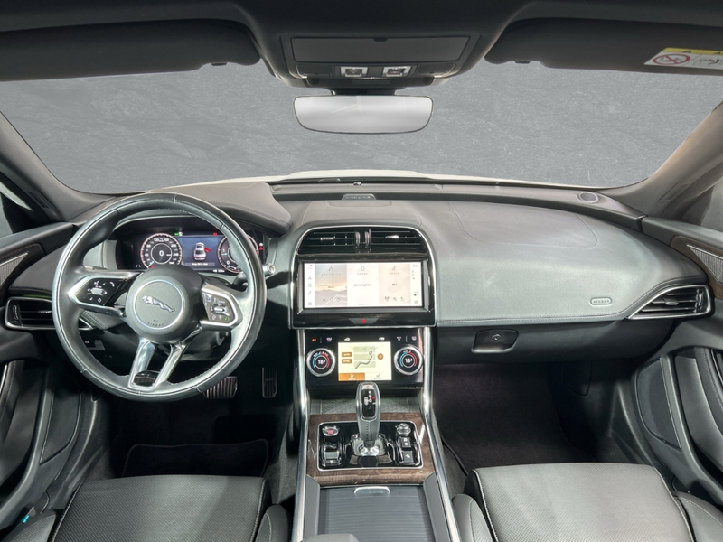 Jaguar XE D200 RWD HSE *Pano* *Winterpaket* *Matrix-LED* — photo 4