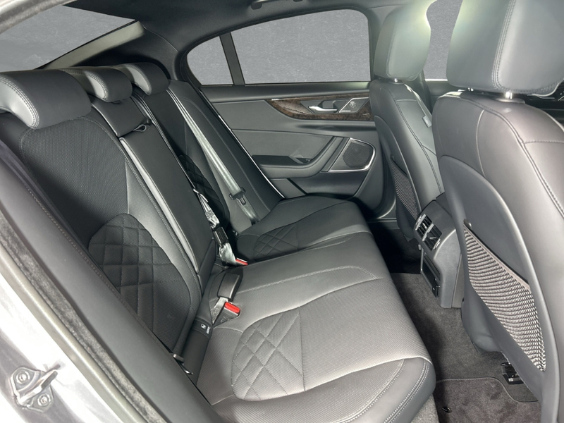 Jaguar XE D200 RWD HSE *Pano* *Winterpaket* *Matrix-LED* — photo 5