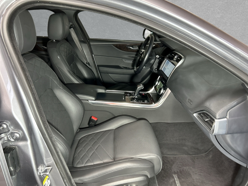 Jaguar XE D200 RWD HSE *Pano* *Winterpaket* *Matrix-LED* — photo 3