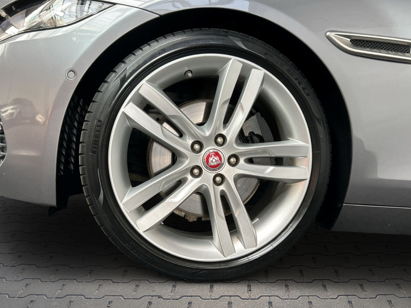 Jaguar XE D200 RWD HSE *Pano* *Winterpaket* *Matrix-LED* — photo 9