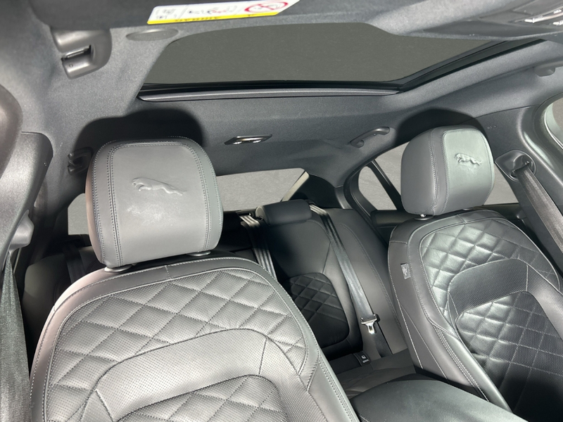Jaguar XE D200 RWD HSE *Pano* *Winterpaket* *Matrix-LED* — photo 14