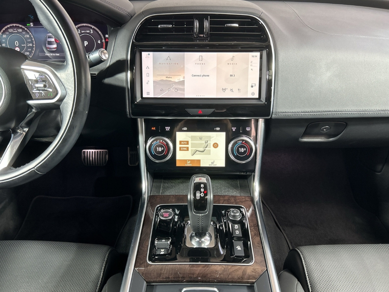 Jaguar XE D200 RWD HSE *Pano* *Winterpaket* *Matrix-LED* — photo 13