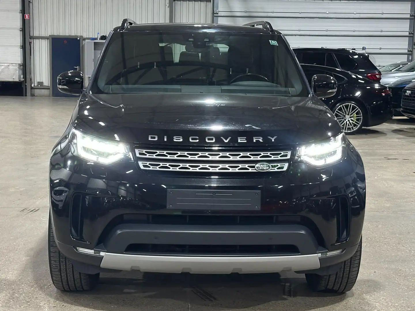 Land Rover Discovery Discovery 2.0 Td4 HSE Luxury Zwart - 2