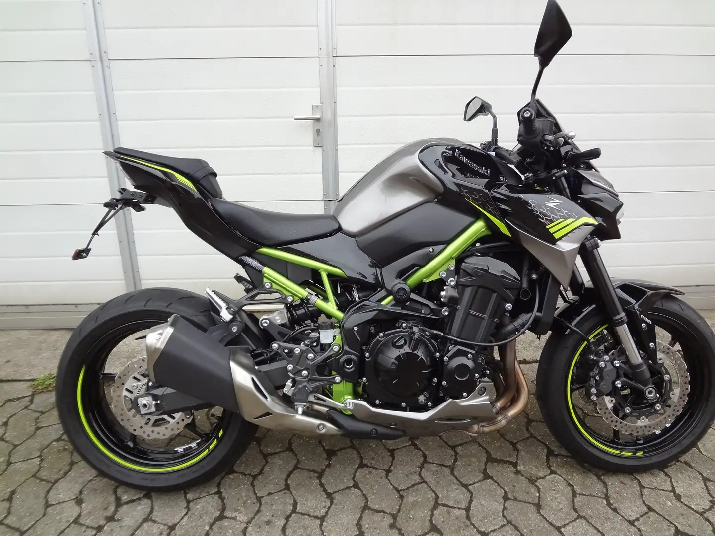 Kawasaki Z 900 1.Hand , 5.450 km Silber - 1