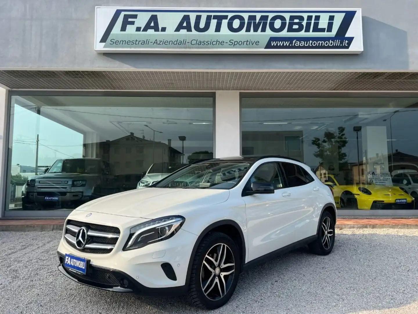 Mercedes-Benz GLA 200 d Automatic 4Matic Sport Enduro TETTO PANORAMICO Bianco - 1