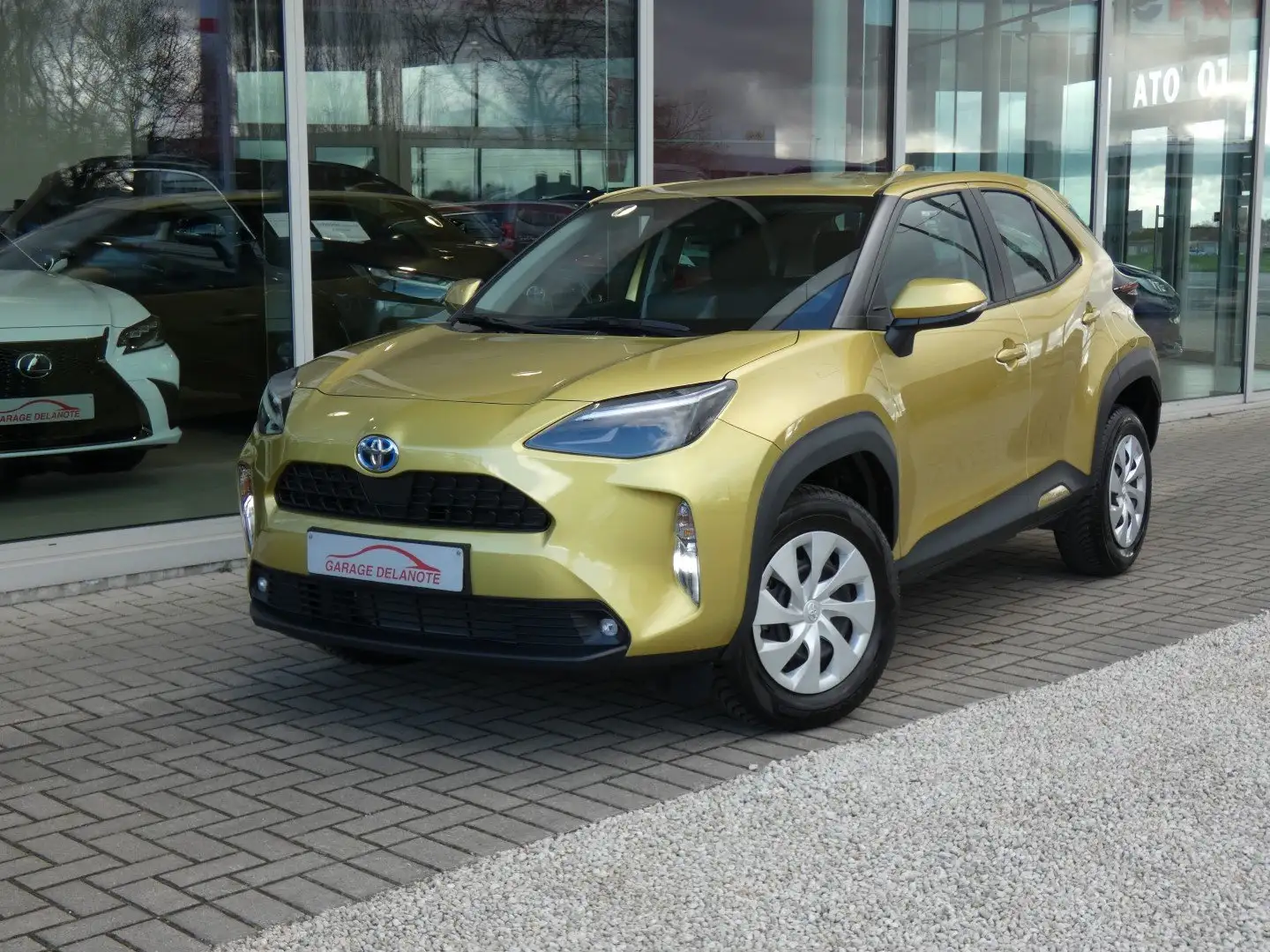 Toyota Yaris Cross 1.5i HYBRID Dynamic +Carplay +Parkeercamera Goud - 2
